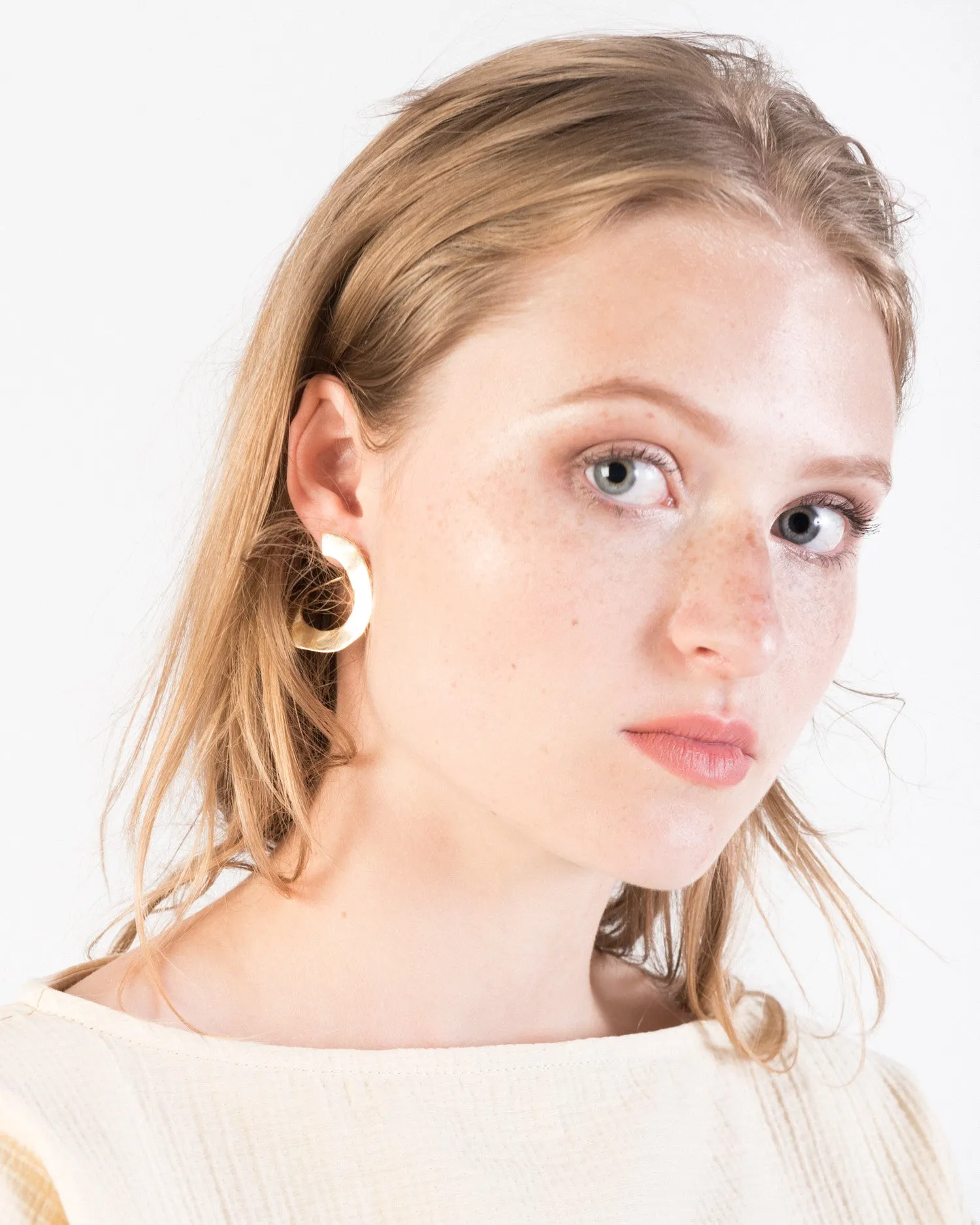 Irregular disk earrings in brass