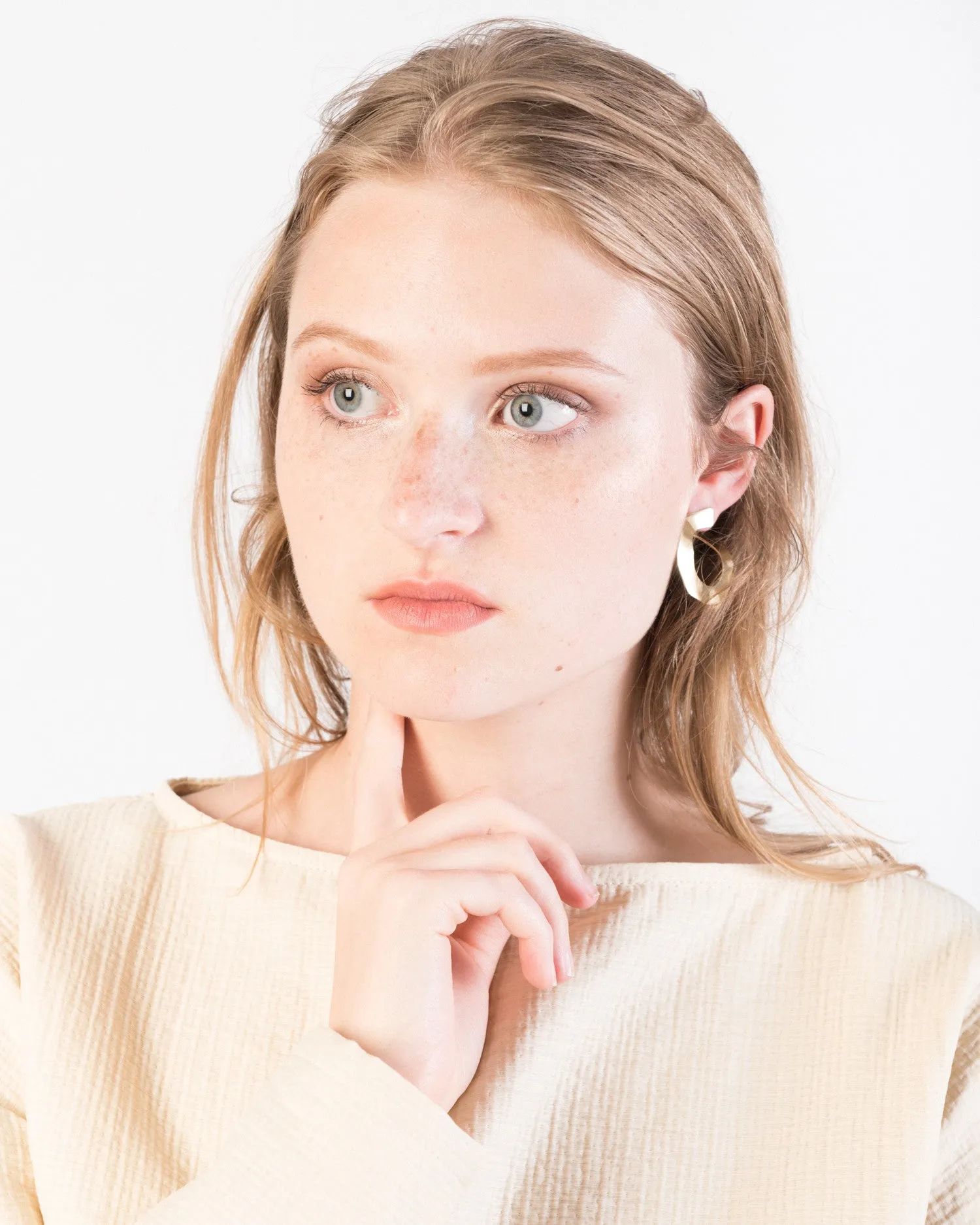 Irregular disk earrings in brass