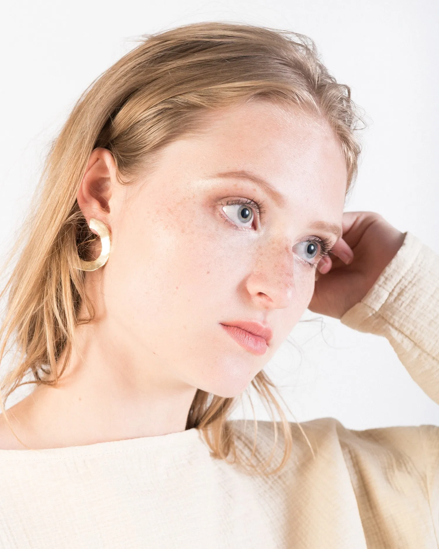 Irregular disk earrings in brass