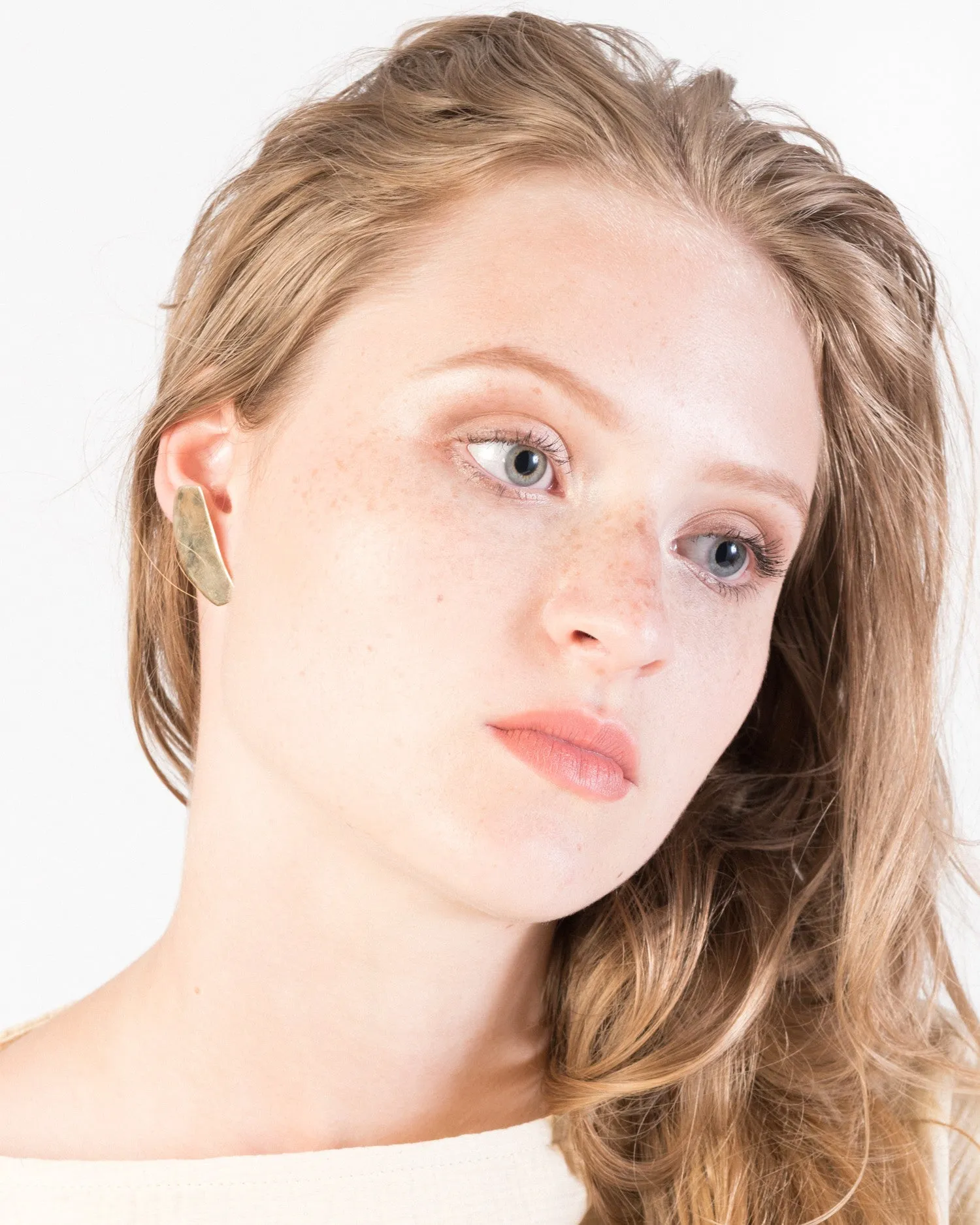 Irregular flat earrings in brass