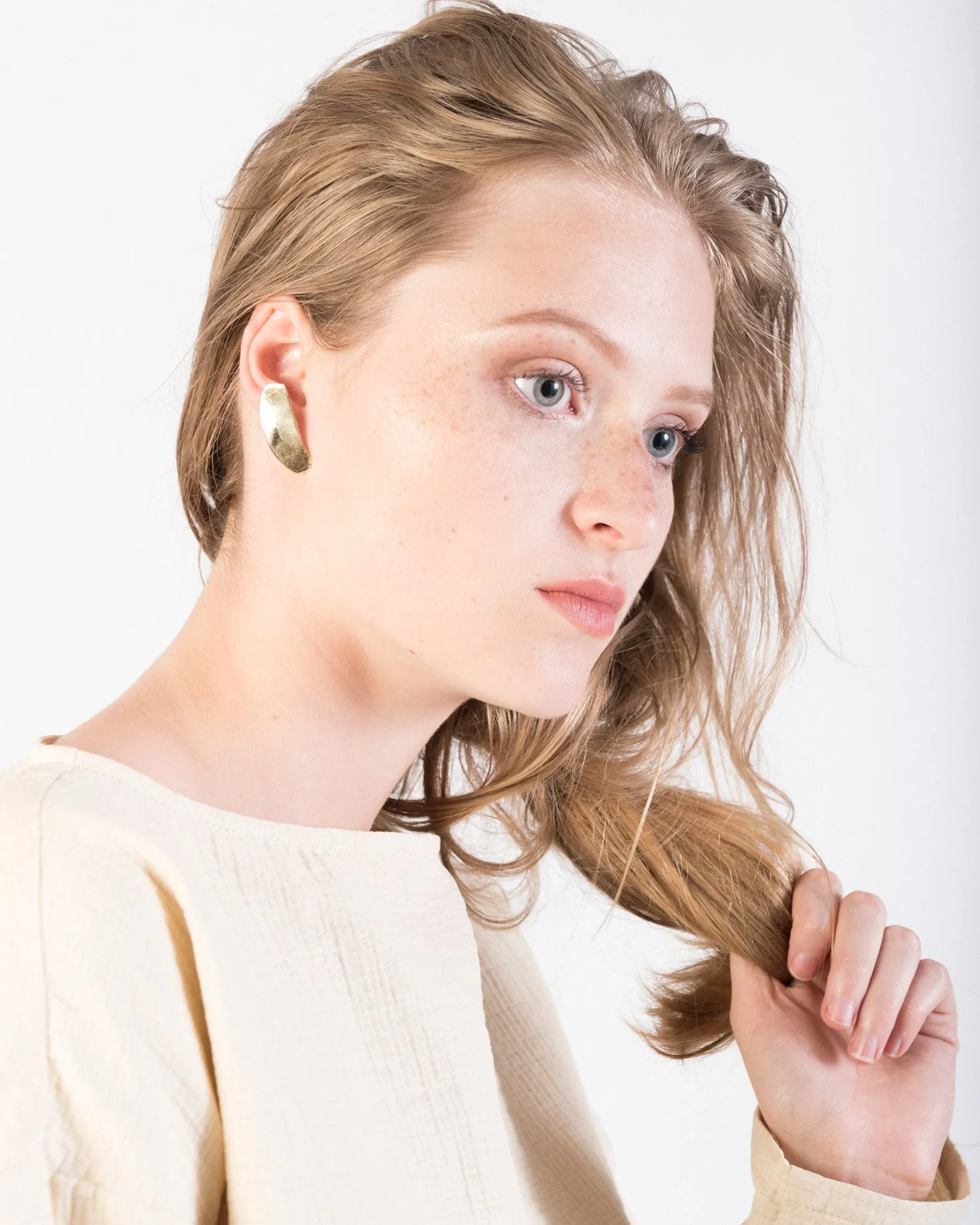 Irregular flat earrings in brass