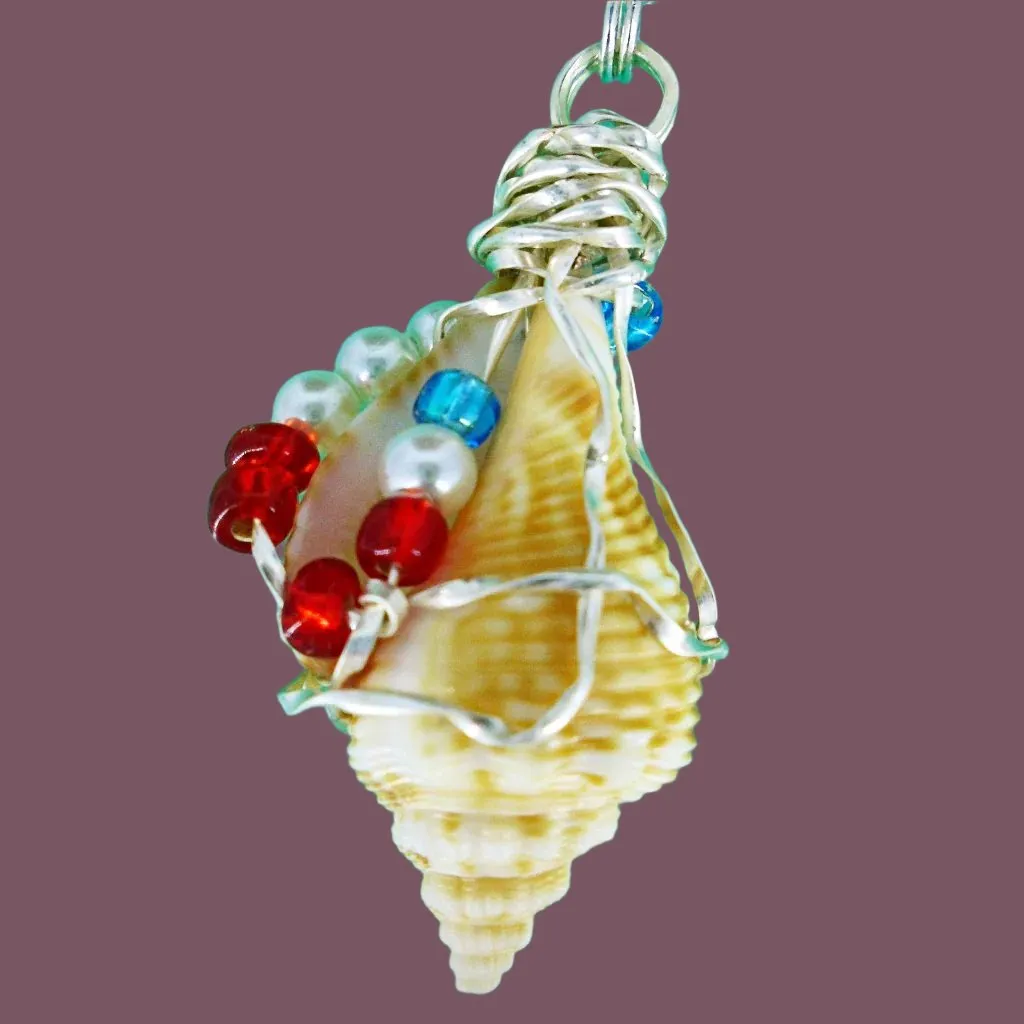 Patriotic Natural Fighting Conch Pendant – Red, White & Blue, Handcrafted with Leather Rope