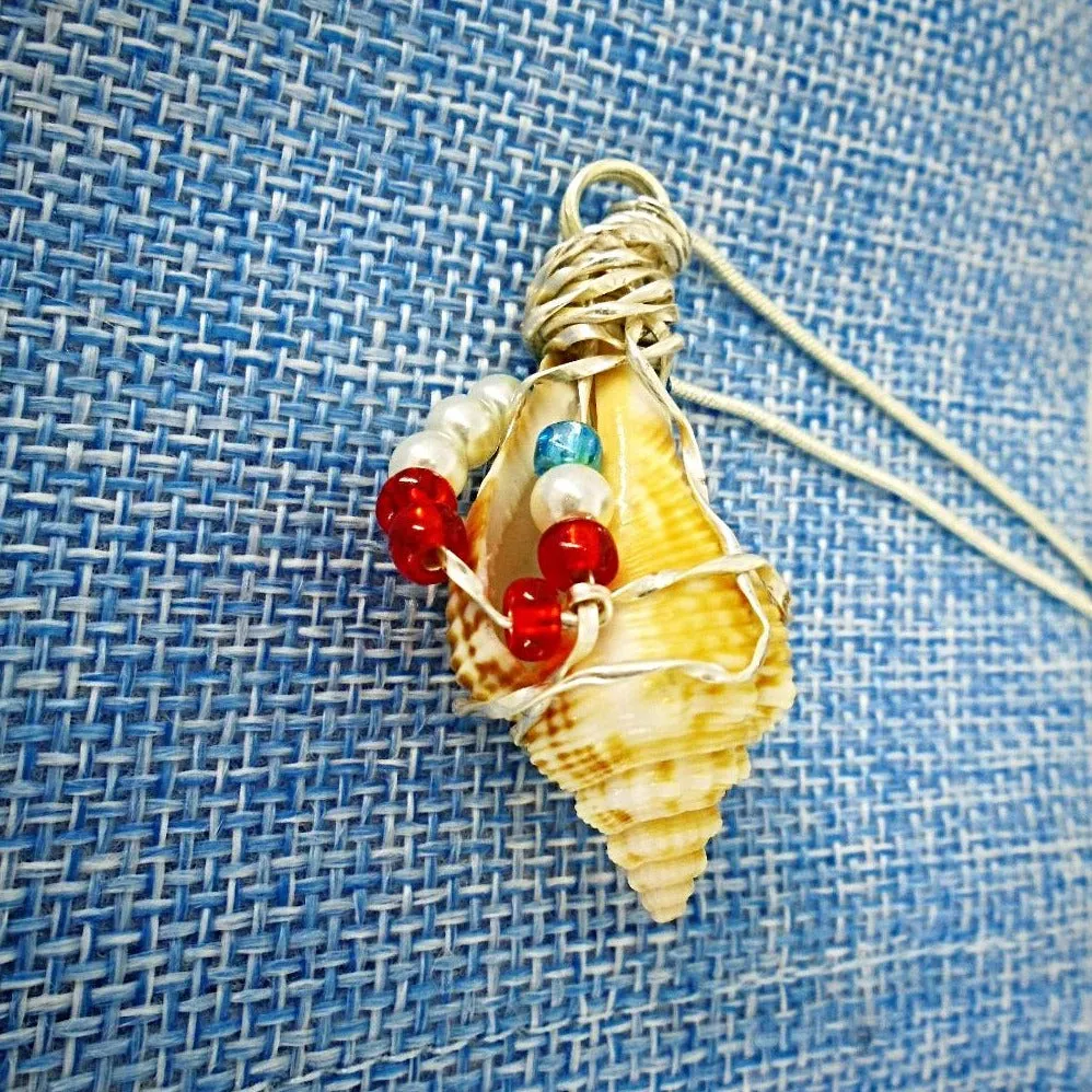 Patriotic Natural Fighting Conch Pendant – Red, White & Blue, Handcrafted with Leather Rope