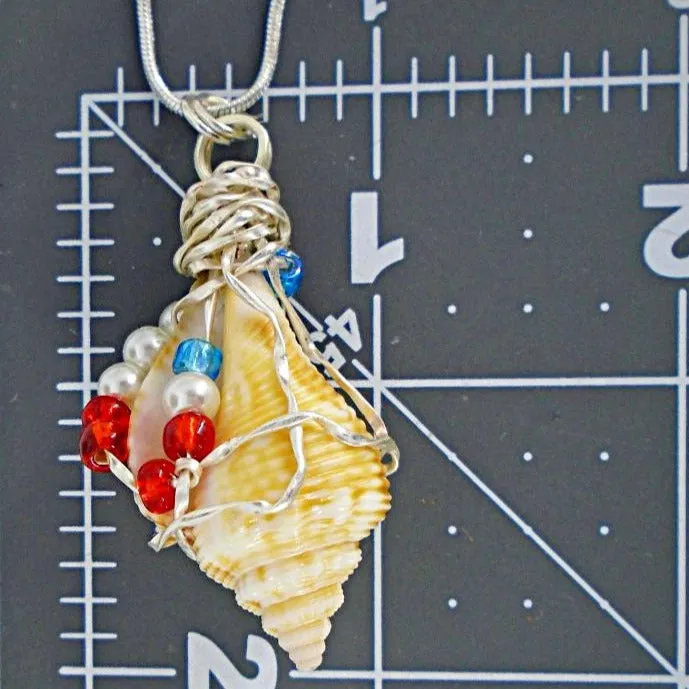 Patriotic Natural Fighting Conch Pendant – Red, White & Blue, Handcrafted with Leather Rope