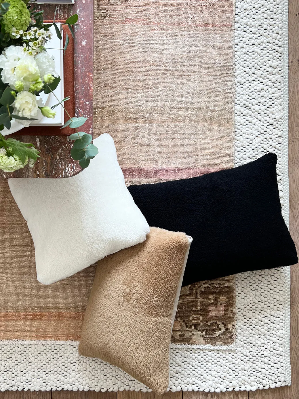 Shearling lumbar in cream