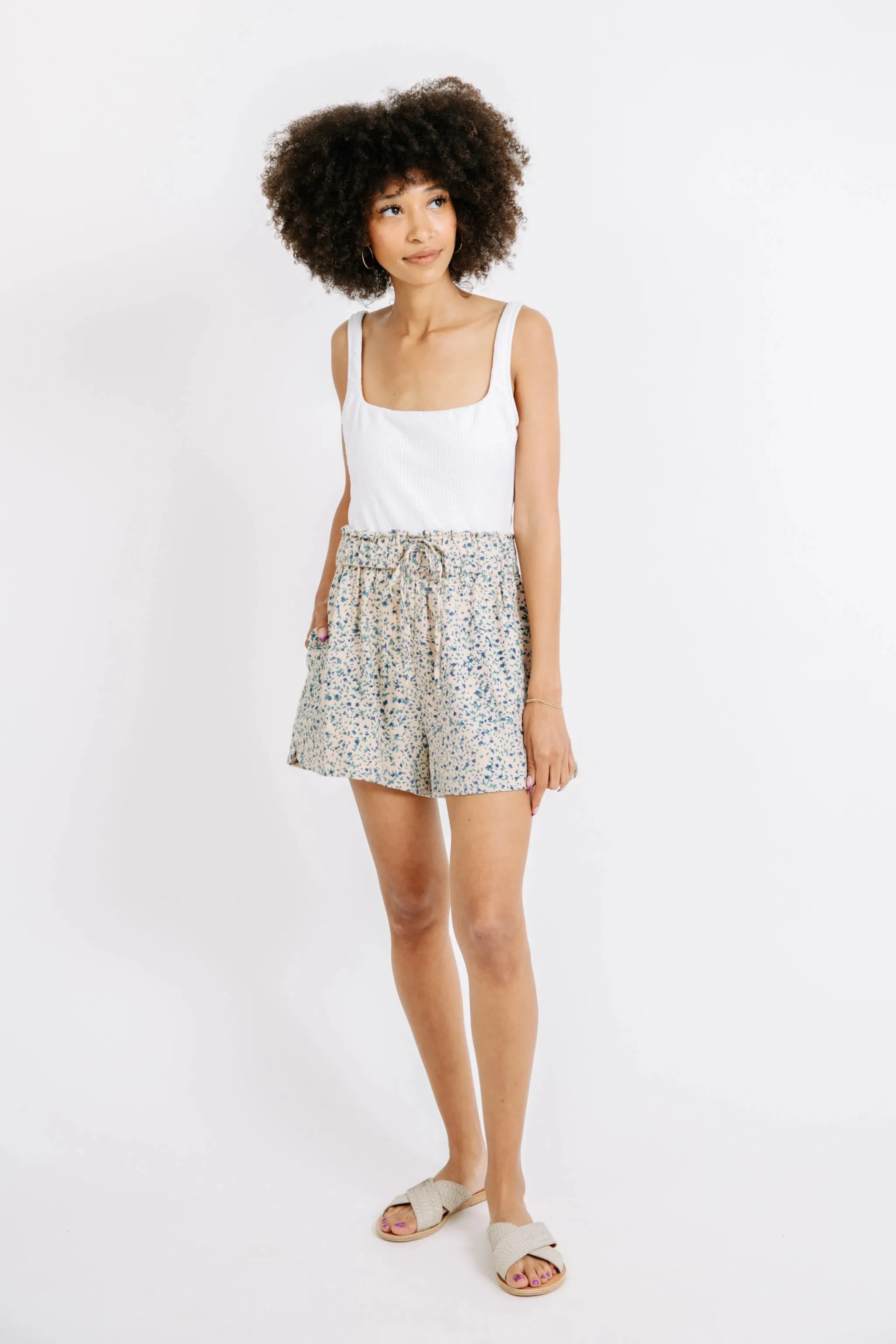 TRACK SHORTS IN SANDY FIELD FLOWER
