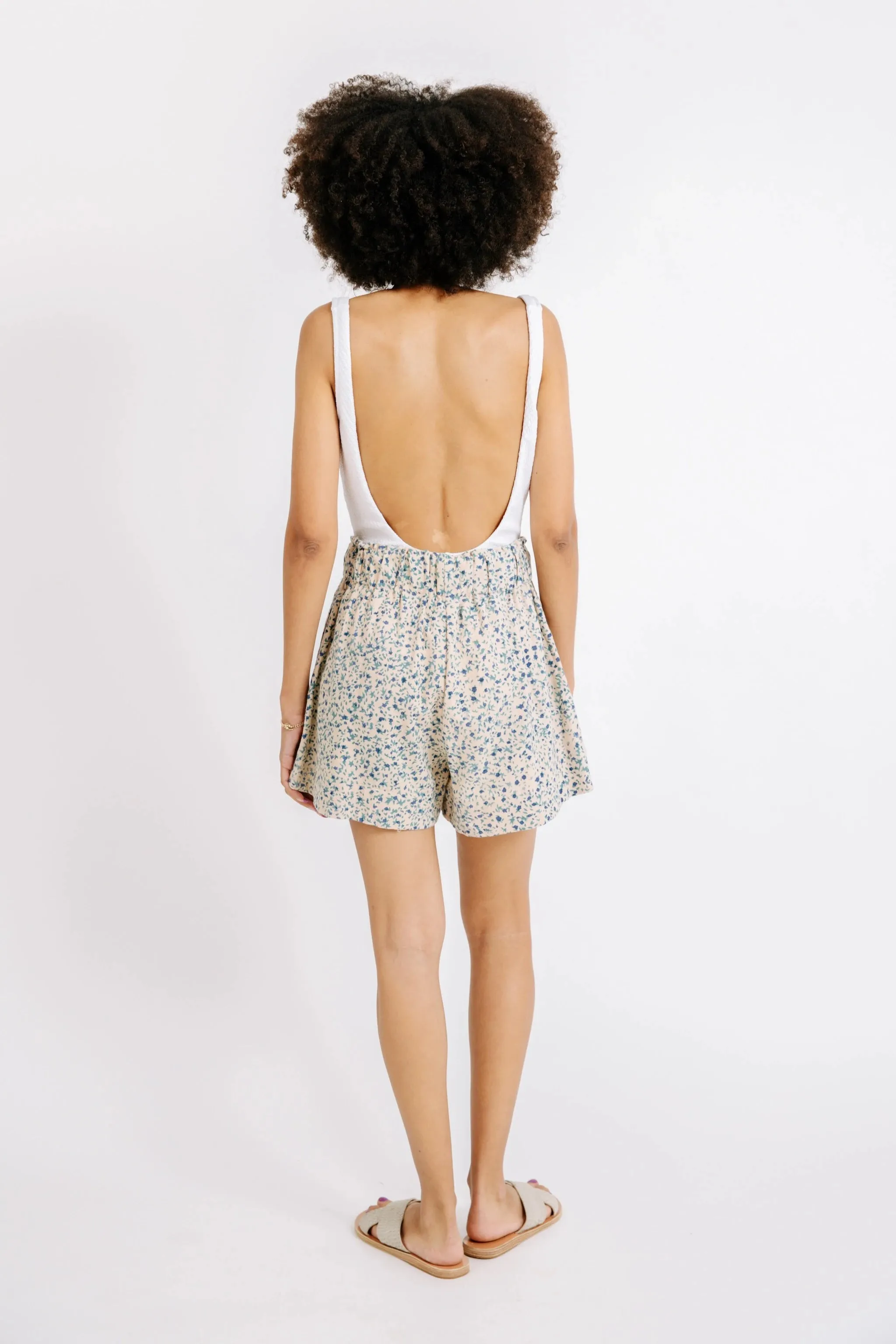 TRACK SHORTS IN SANDY FIELD FLOWER